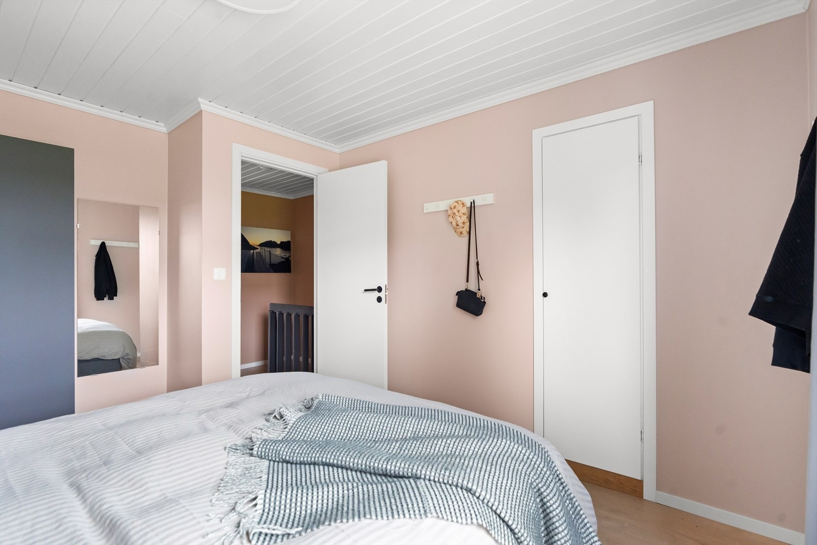 Hovedsoverommet har plass til dobbeltseng med tilhørende nattbord. Galleribilde