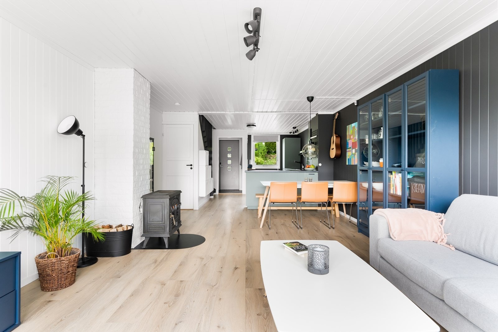 I stuen er det tilkoblet en vedovn som sikrer ekstra varme i vinterhalvåret. Galleribilde