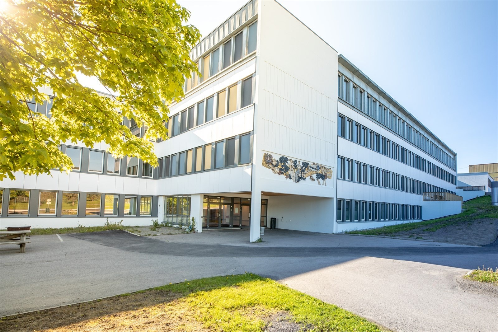 Ca. 1 km til Bjertnes VGS. Galleribilde