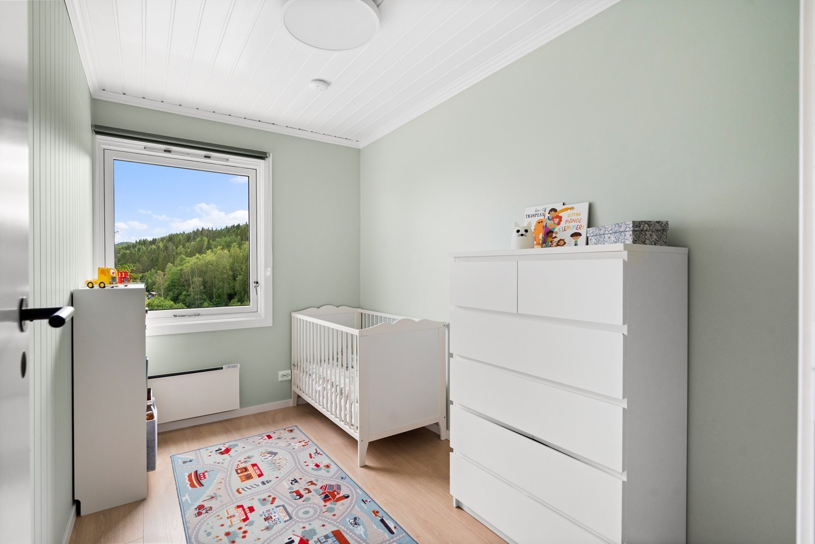 Alle soverom er malt i lyse og tidsriktige fargetoner. Galleribilde