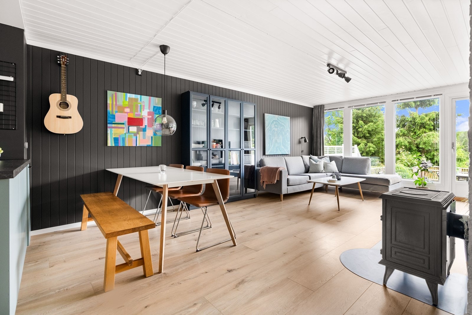 Spisebordet får sin naturlige plass mellom sofaseksjonen og kjøkkenet. Galleribilde