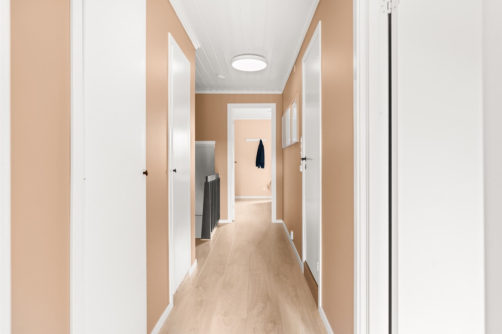 Trappen tar deg opp i en lys gang, med inngang til bad samt tre gode soverom. Galleribilde