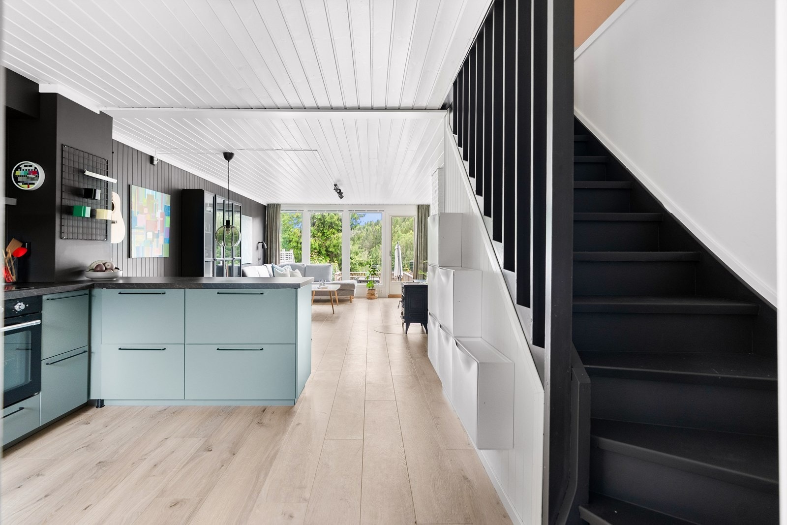Fra kjøkkenet er det trapp opp til 2. etasje. Galleribilde