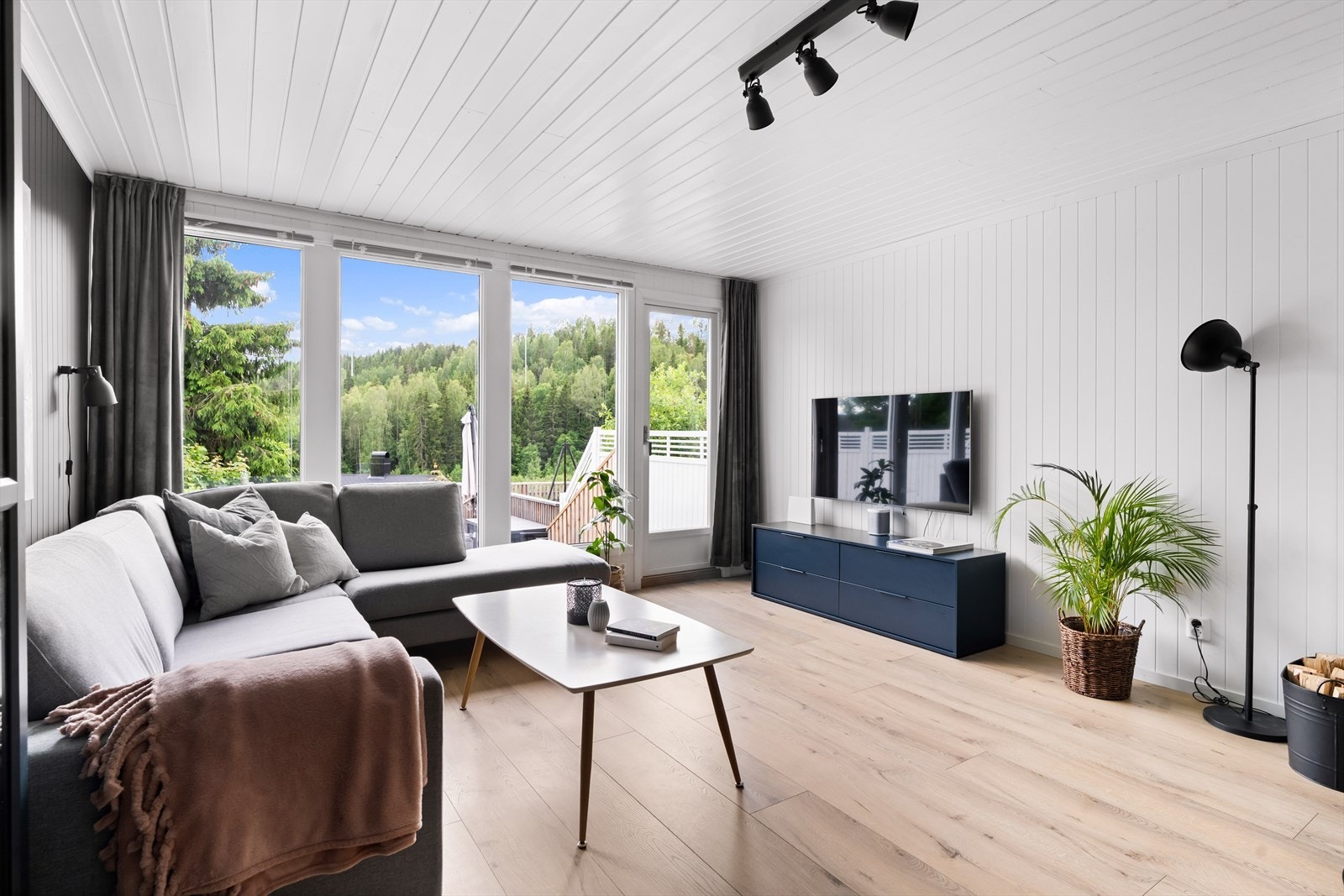 Rommet har store vindusflater som slipper inn rikelig med naturlig lys, og har fint utsyn mot hagen. Galleribilde