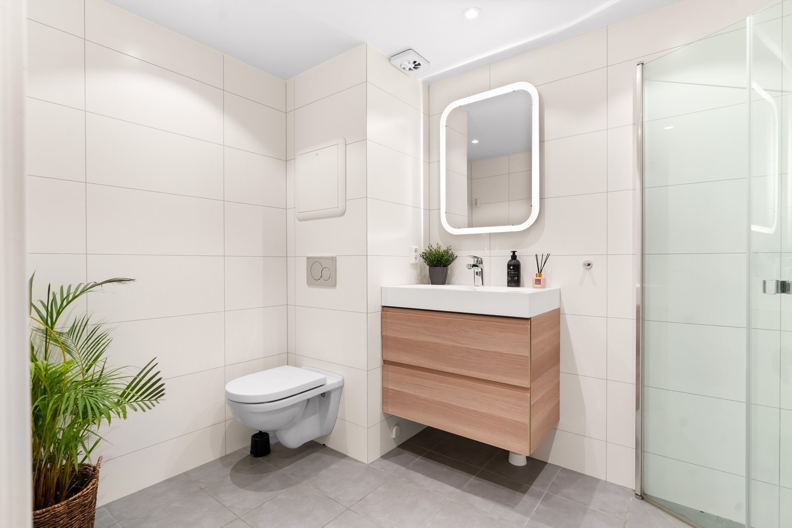 Etasjen har et delikat og flislagt baderom, oppusset i 2019. Rommet er utstyrt med servantskap med glatte, folierte fronter og heldekkende servant. Over servanten er det satt opp speil med belysning. Galleribilde