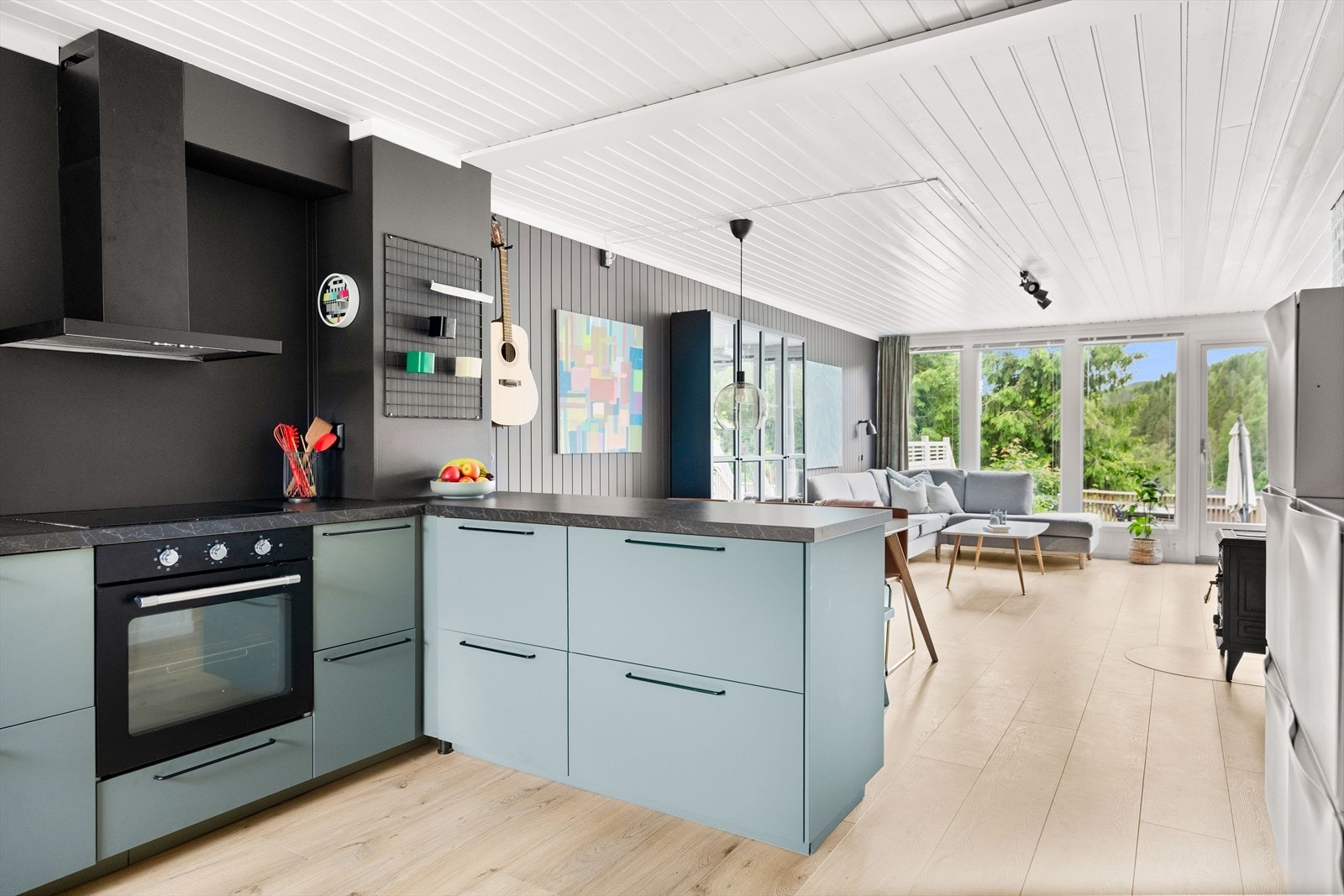 Innredningen er fra IKEA, og ble montert i 2020. Her får du en åpen kjøkkenløsning med halvøy, som gir ekstra arbeidsflate. Galleribilde