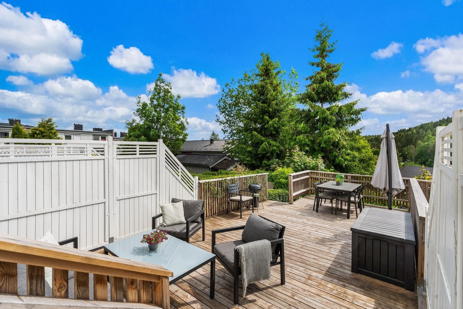 Fra stuen er det utgang til en herlig terrasse på 37,8 m².
Her ute er det rikelig med plass til flere sittegrupper, samt grill. Galleribilde