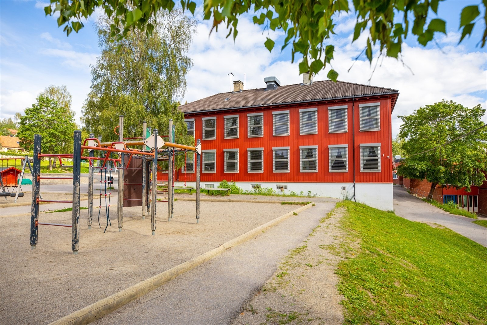 Det er ca. 1 km til Rotnes Skole. Galleribilde