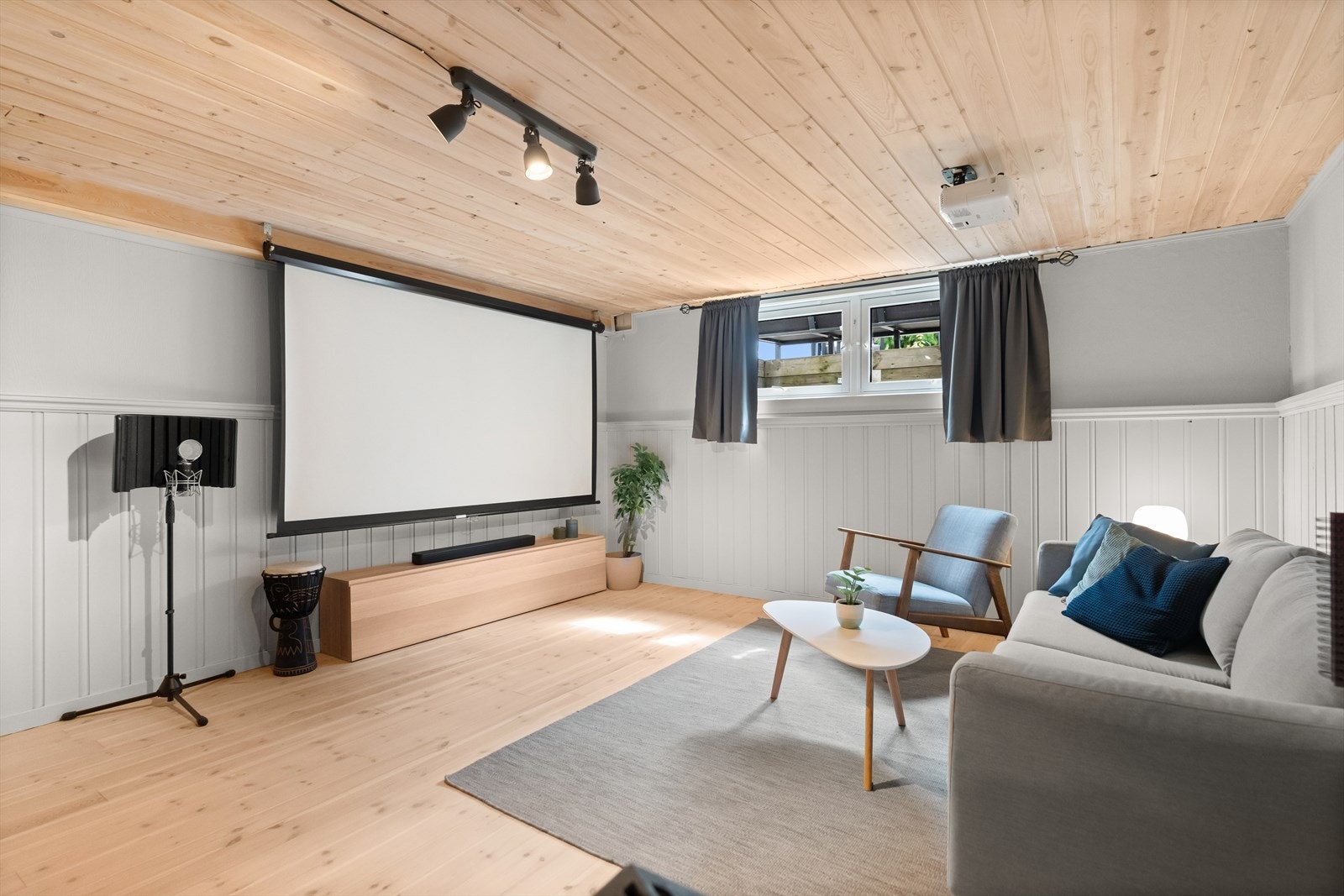 I etasjen er det blitt innredet en kjellerstue, men arealet er ikke godkjent for varig opphold (se punktet Ferdigattest for mer informasjon). Galleribilde