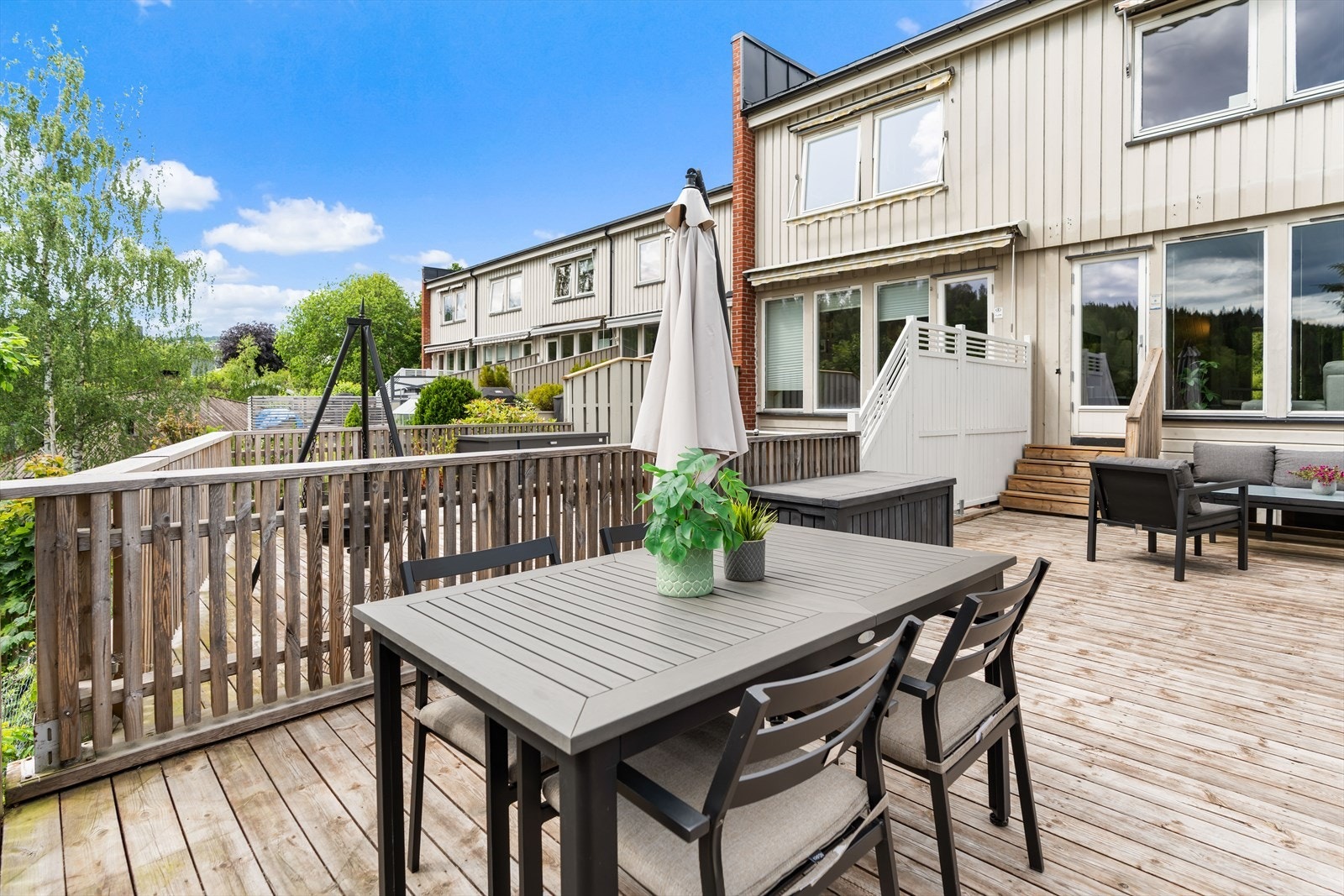 Uteplassen er fint skjermet med levegger og rekkverk. Galleribilde