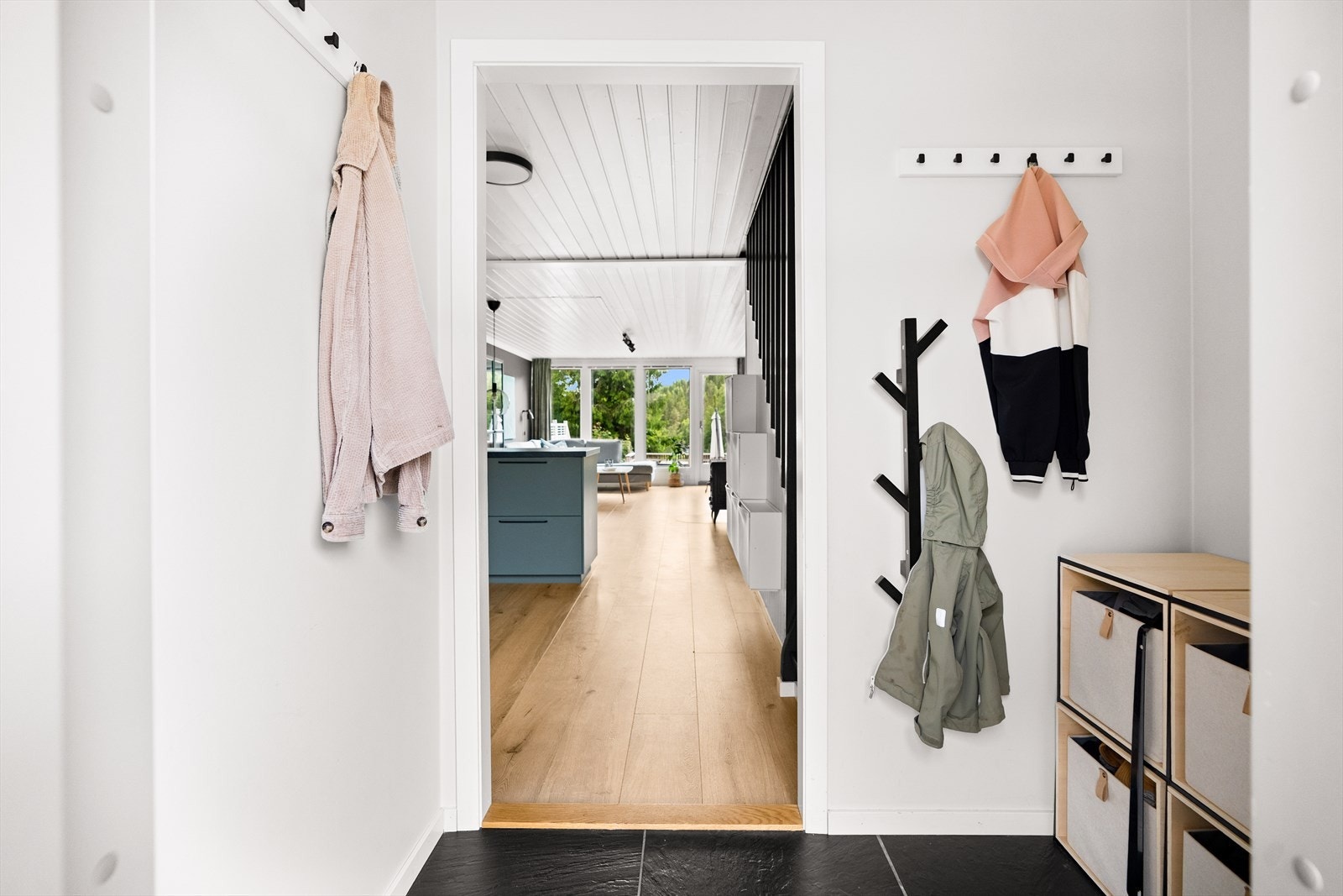I den lyse entréen er det plass til å henge fra seg yttertøy og sette fra seg sko. Det er praktiske fliser på gulvet. Galleribilde