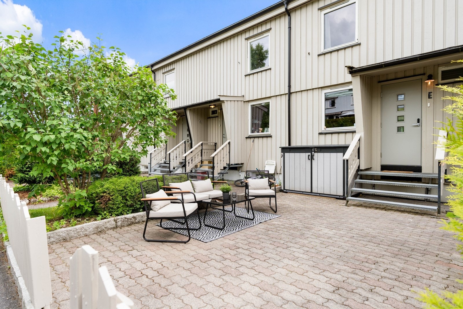 Foran huset er det etablert en hyggelig steinbelagt uteplass. Galleribilde