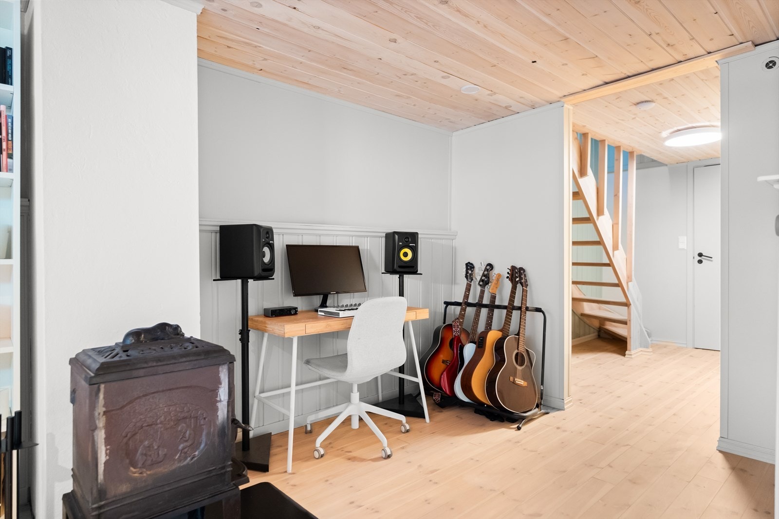 Det er også blitt etablert en liten kontorplass i kjelleren. Galleribilde