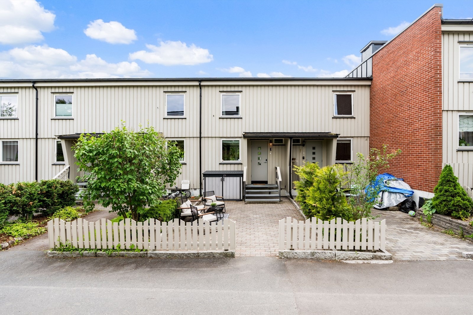 Rekkehuset har god intern beliggenhet som gir lite innsyn og gode solforhold. Galleribilde