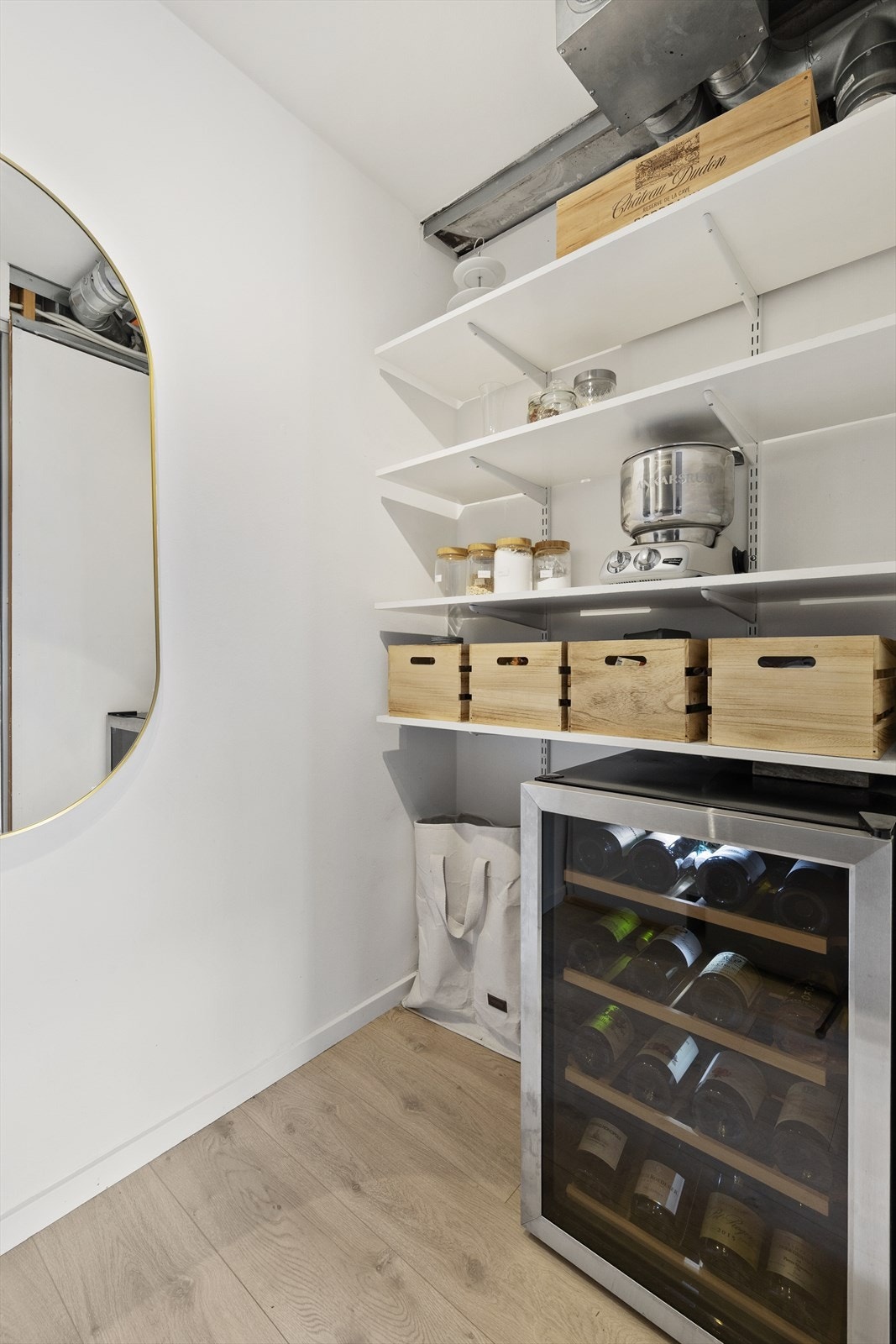 Spisskammerset/boden er innredet med vegghengte hyller for oppbevaring av kjøkkenutstyr og tørrvarer. Galleribilde