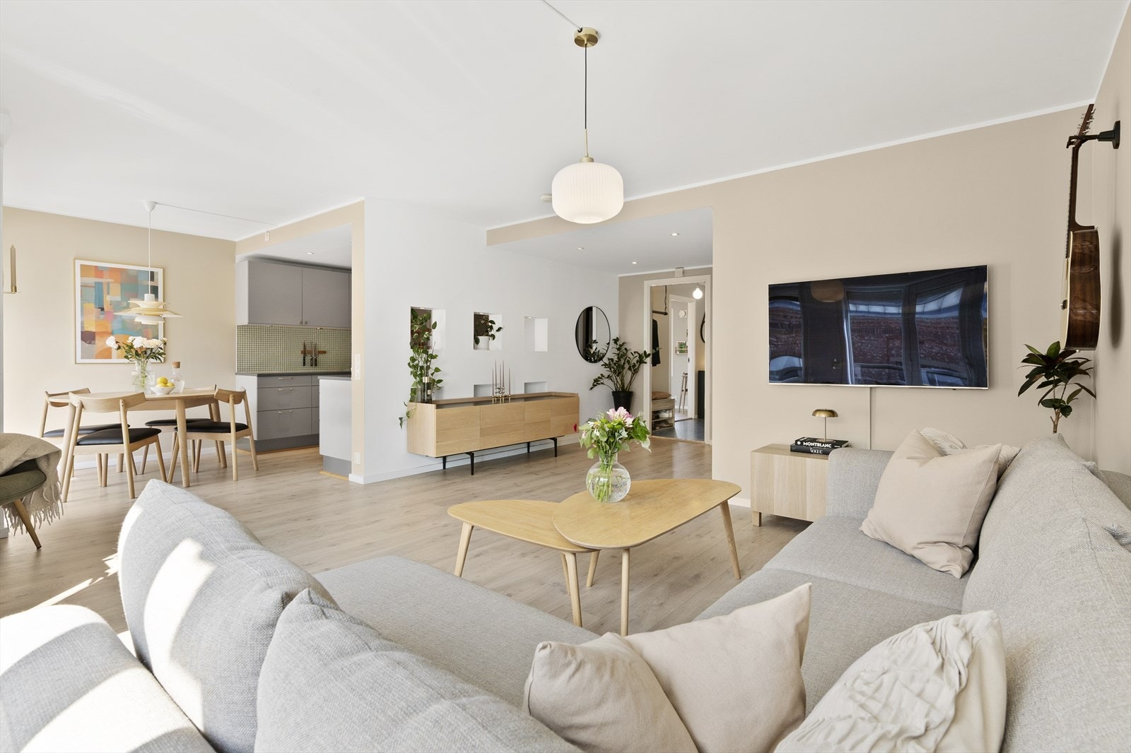 Boligen har en behagelig fargepalett med malte vegger og lyst 1-stavs laminatgulv. Galleribilde