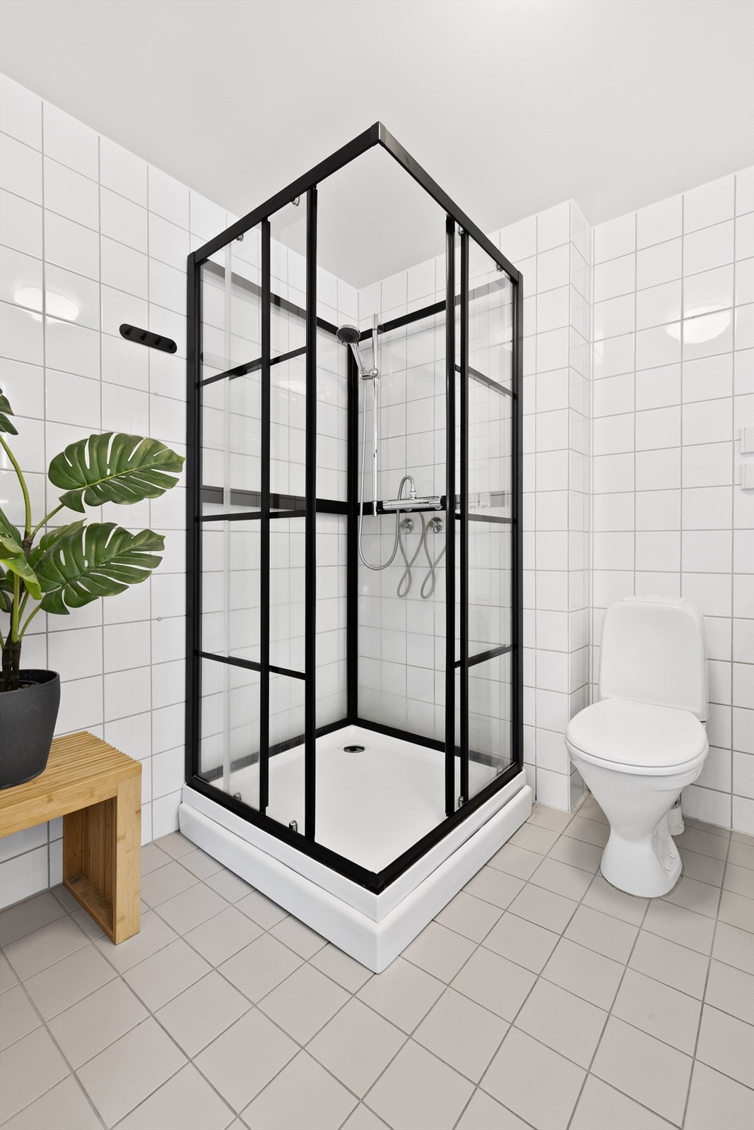 Badet er innredet med gulvstående toalett, dusjkabinett fra 2022, servant med underskap og speil med integrert belysning fra 2025. Det er opplegg for og plass til vaskemaskin. Galleribilde