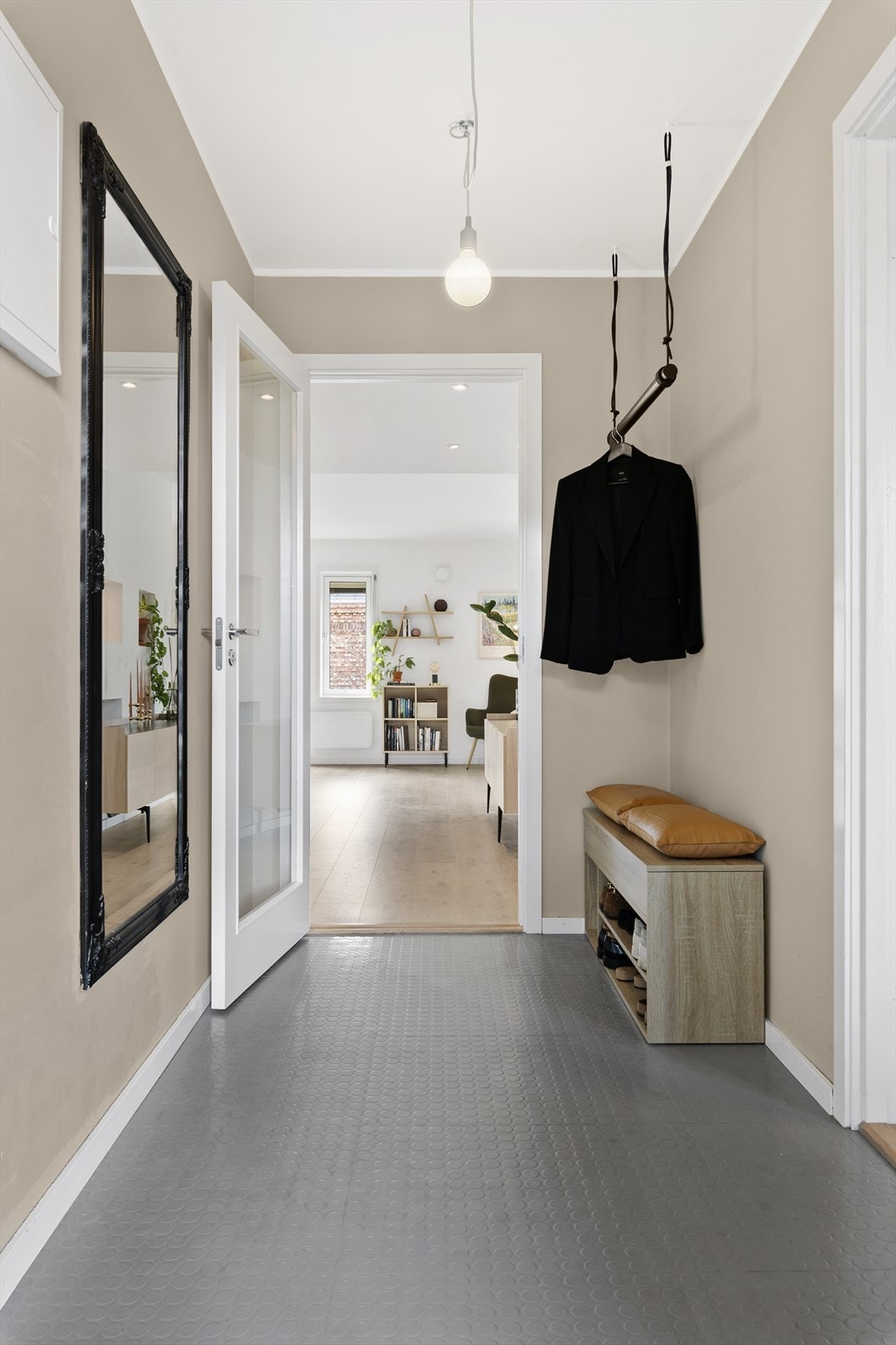 Velkommen inn! I entréen er det plass til oppbevaringsmøbel for oppbevaring av yttertøy. Galleribilde