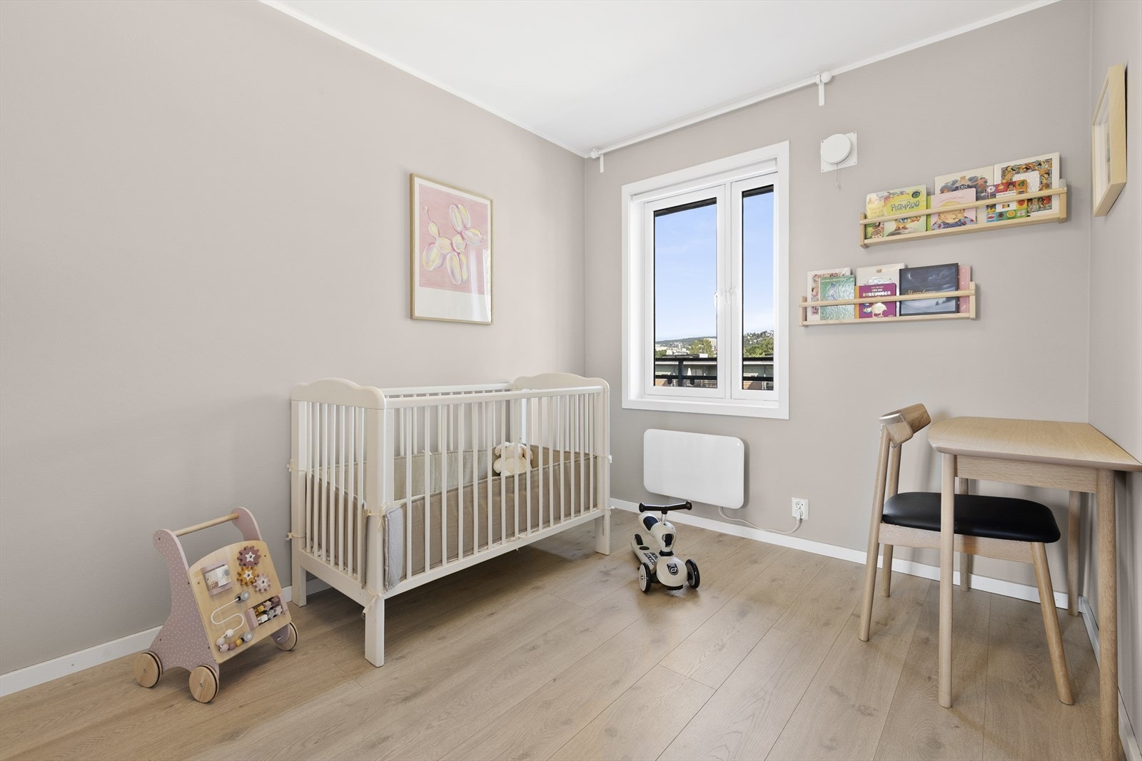 Soverom 2 er noe mindre i størrelse og fungerer ypperlig som barnerom, gjesterom eller kontor. Galleribilde