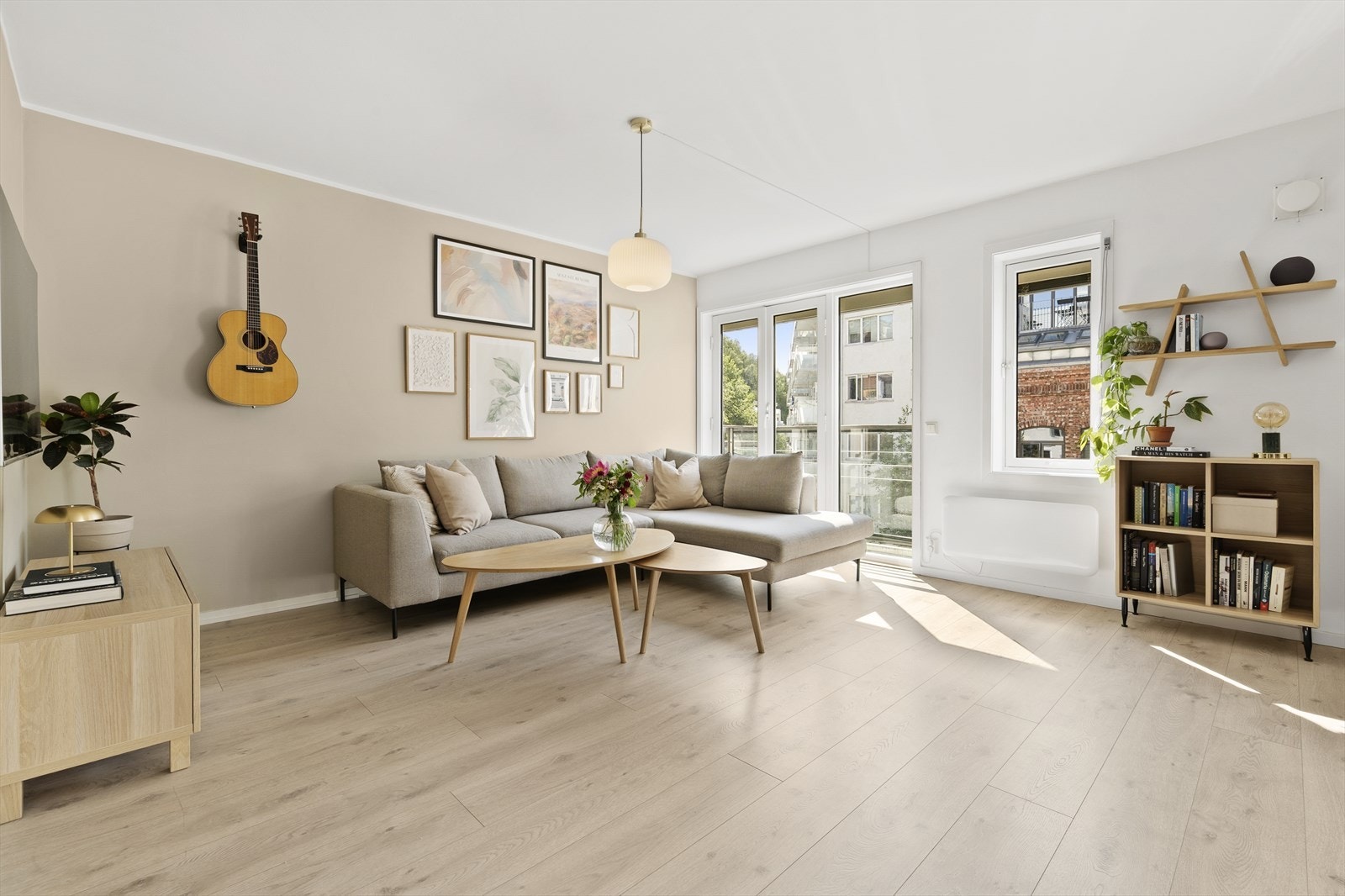 Leiligheten har store vindusflater som sørger for rikelig med naturlig lysinnslipp og en behagelig atmosfære. Galleribilde