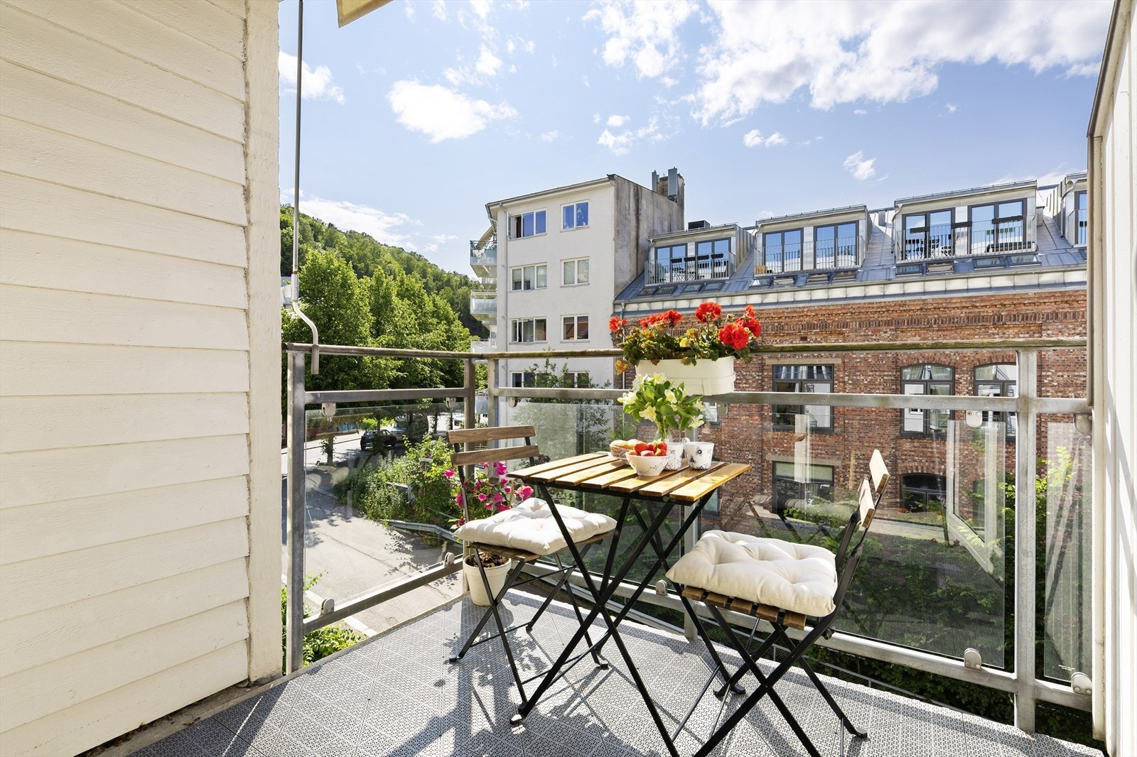 Balkongen kan innredes med utemøbler, og sameiet tillater grilling med elektrisk grill eller gassgrill. Galleribilde