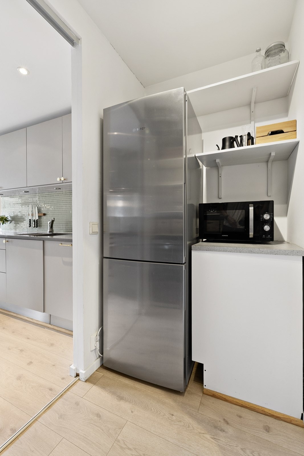 Spisskammers/bod gir svært gode oppbevaringsmuligheter, og med skyvedør inn til kjøkkenet kan du gjemme bort hverdagsrotet. Galleribilde