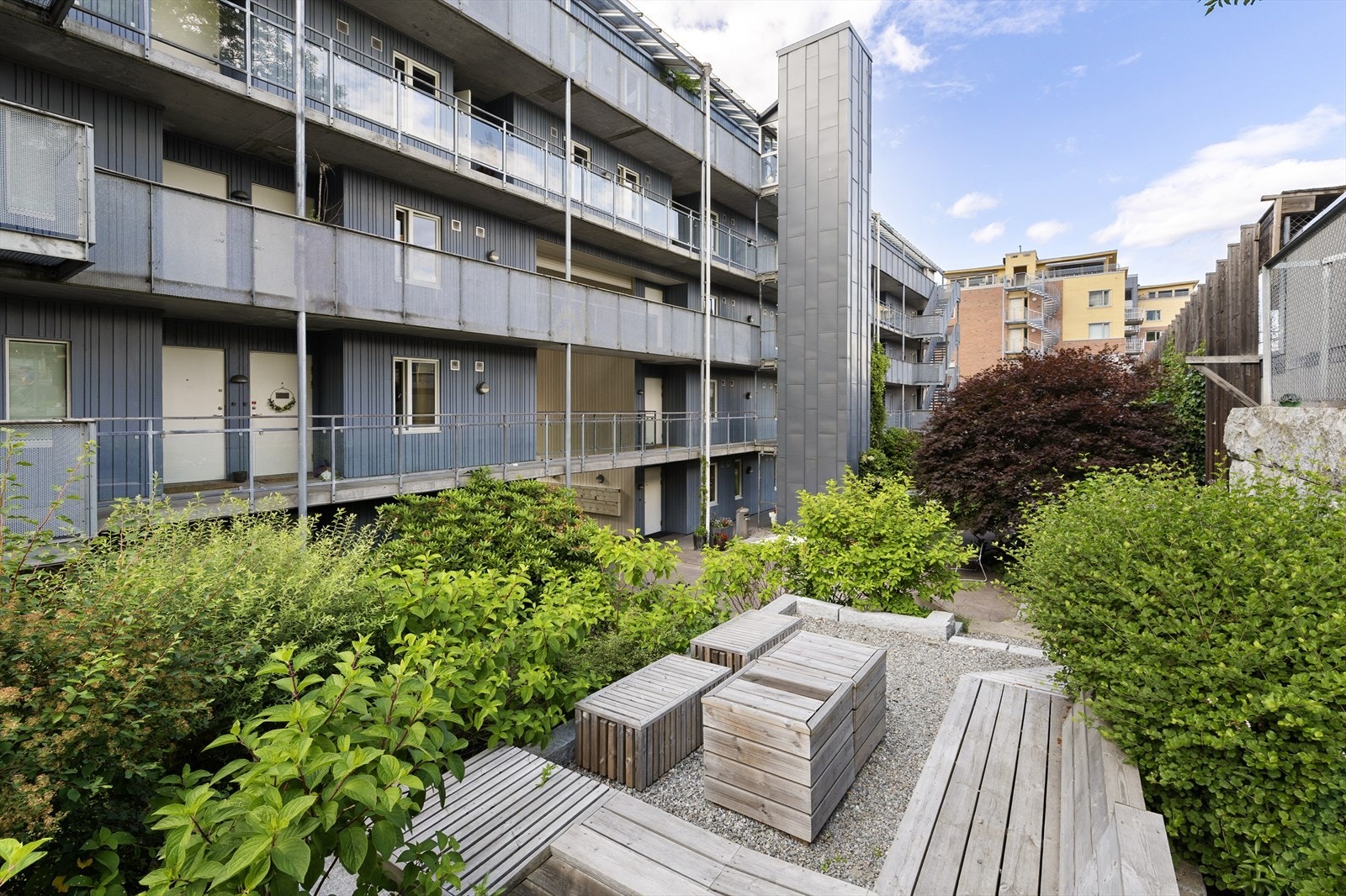 Det er flere koselige sittegrupper i bakgården hvor du kan slå av en prat med hyggelige naboer. Galleribilde