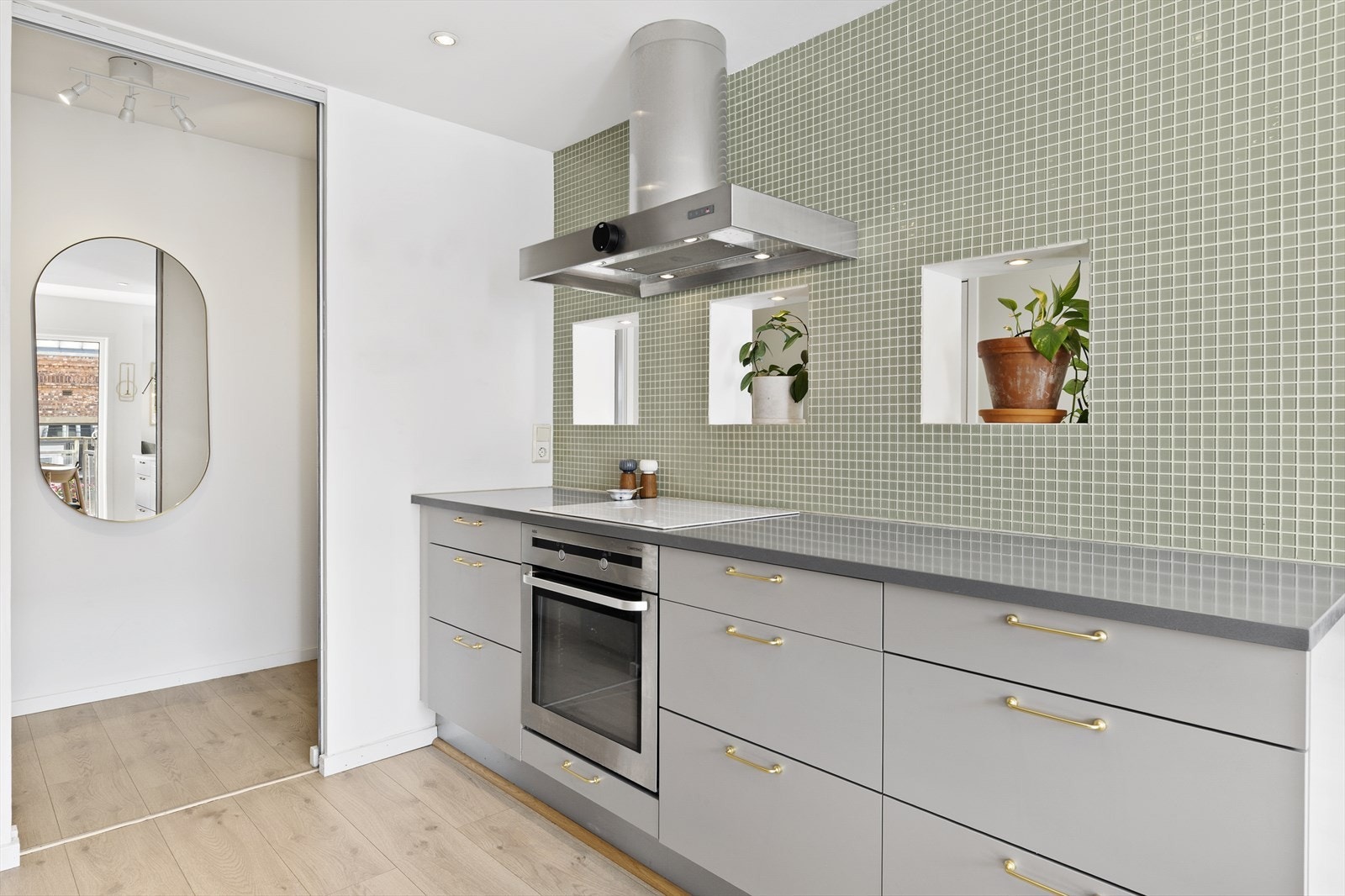 Kjøkkenet har integrerte hvitevarer som induksjonsplatetopp, stekeovn og oppvaskmaskin. Innenfor kjøkkenet er det et meget praktisk spisskammers/bod med plass til frittstående kjøle- og fryseskap. Galleribilde