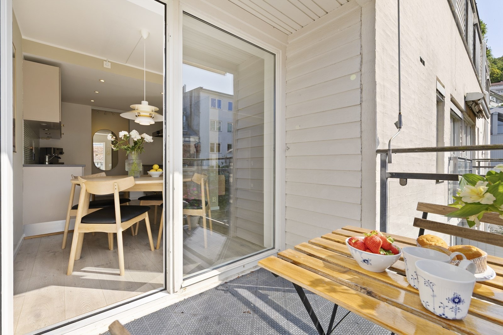 Balkongen blir en naturlig forlengelse av stuen i sommerhalvåret. Galleribilde