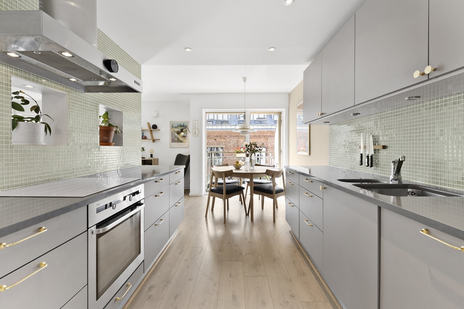 Kjøkken i delvis åpen løsning gir et sosialt oppholdsrom. Galleribilde