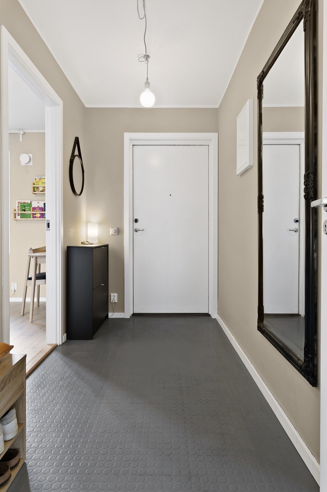 Vinylfliser på gulv er både slitesterkt og enkelt å holde rent. Galleribilde