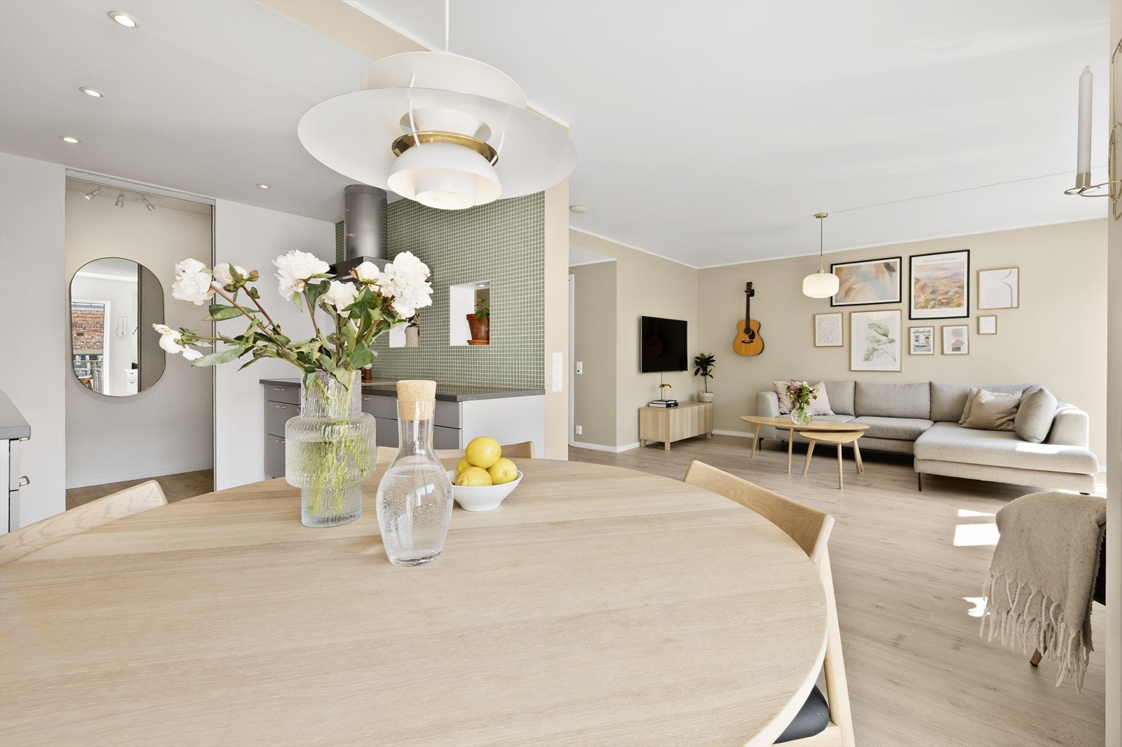 Lys og innbydende stue med god plass til hele familien. Galleribilde