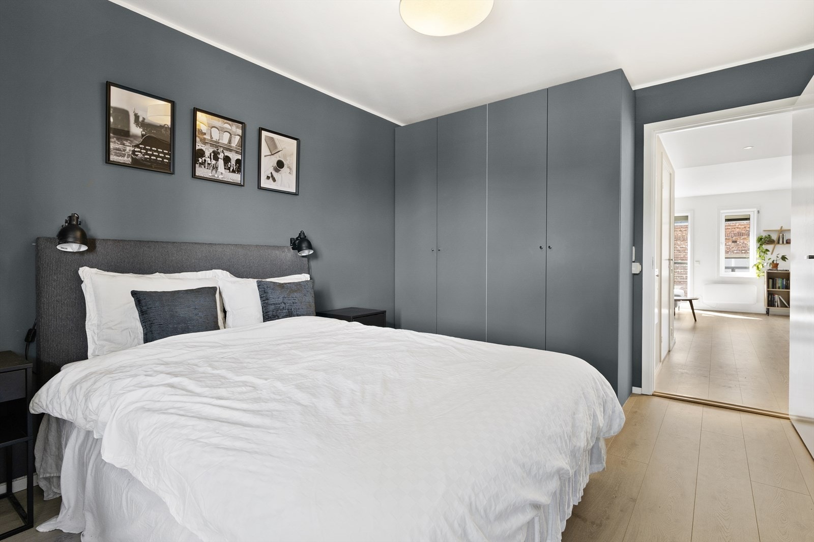 Romslig hovedsoverom med god plass til dobbeltseng, tilhørende nattbord på hver side samt garderobeskap. Galleribilde