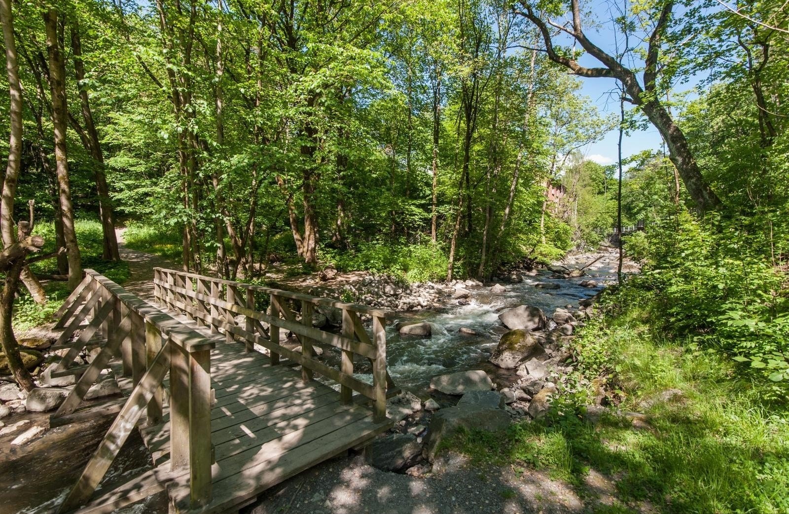 Oslos lengste elv, Alnaelva, er en kort gåtur unna - med flott natur og gode turmuligheter forbi bl.a. Kroloftet med galleri, badstu og serveringssted. Galleribilde