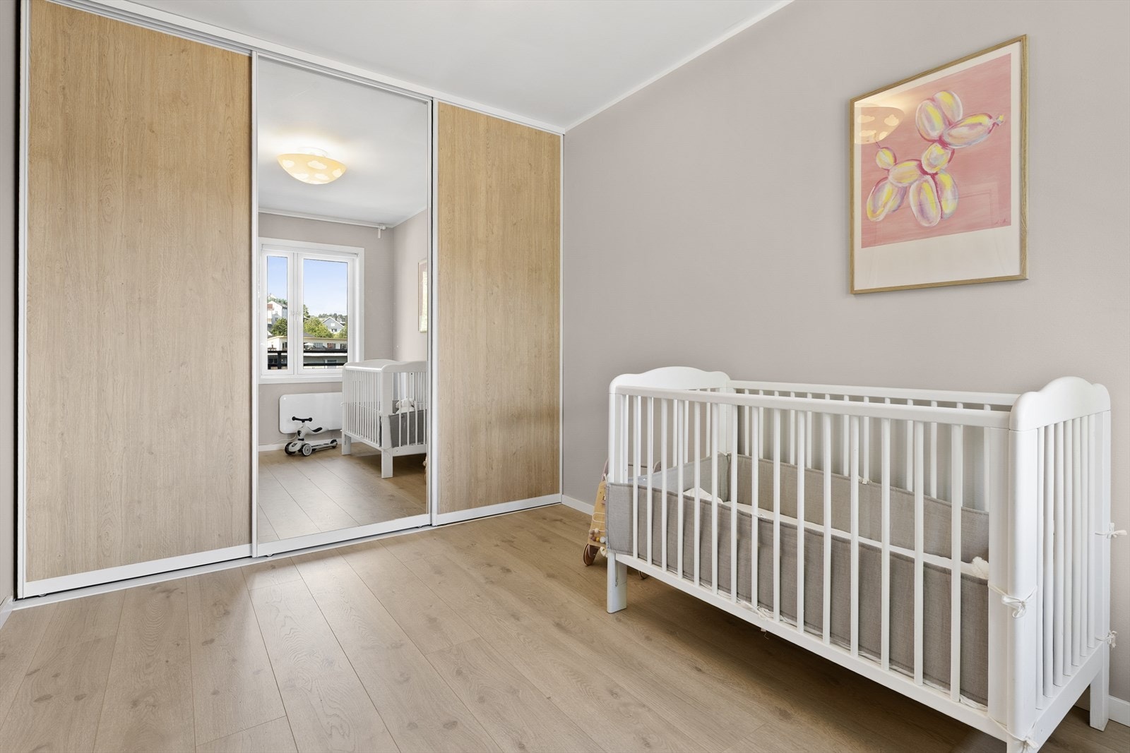 Soverom 2 har stor skyvedørsgarderobe. Galleribilde