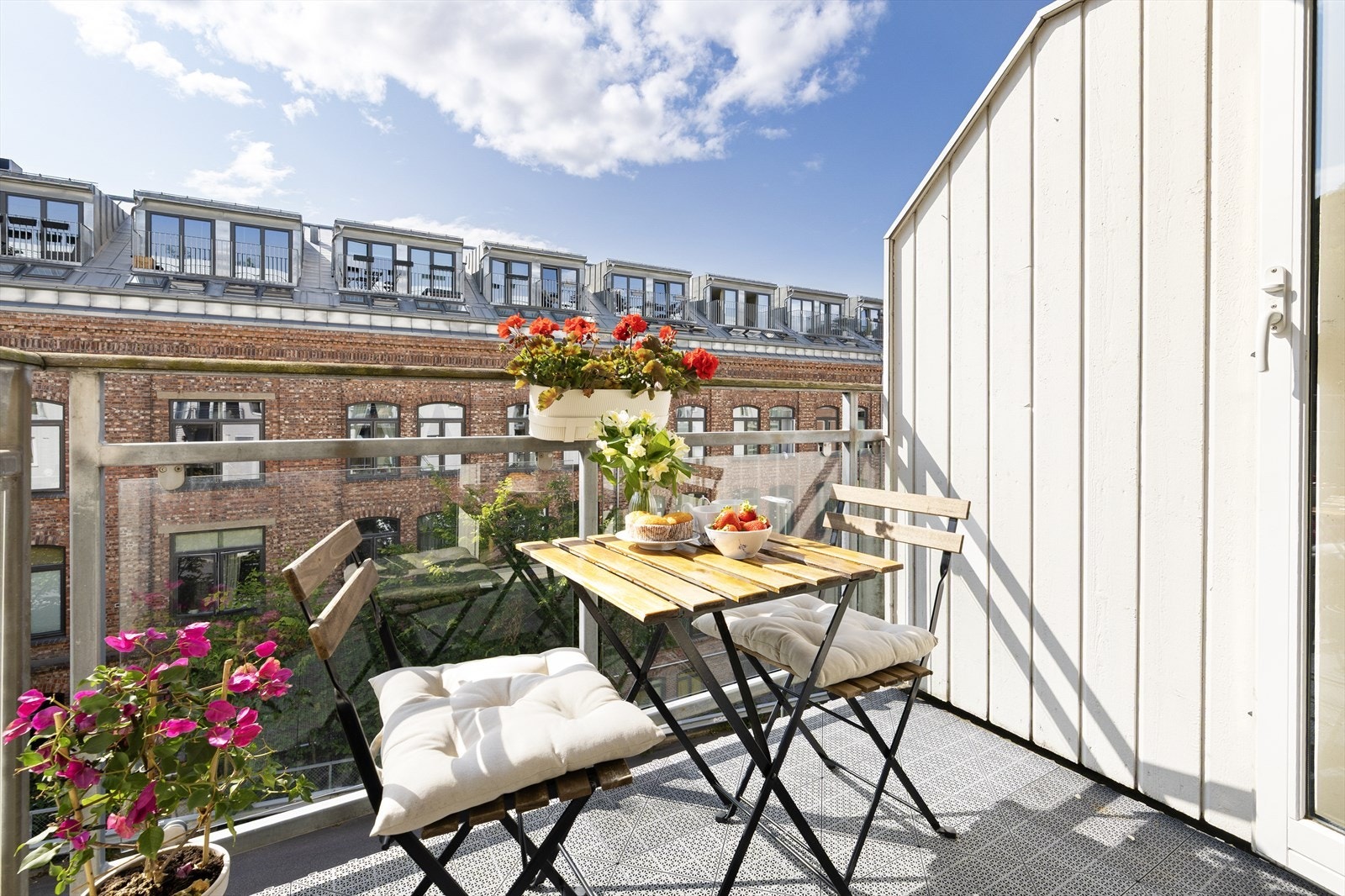 Balkongen er utstyrt med markise som skjermer godt for solen på de varmeste dagene. Galleribilde