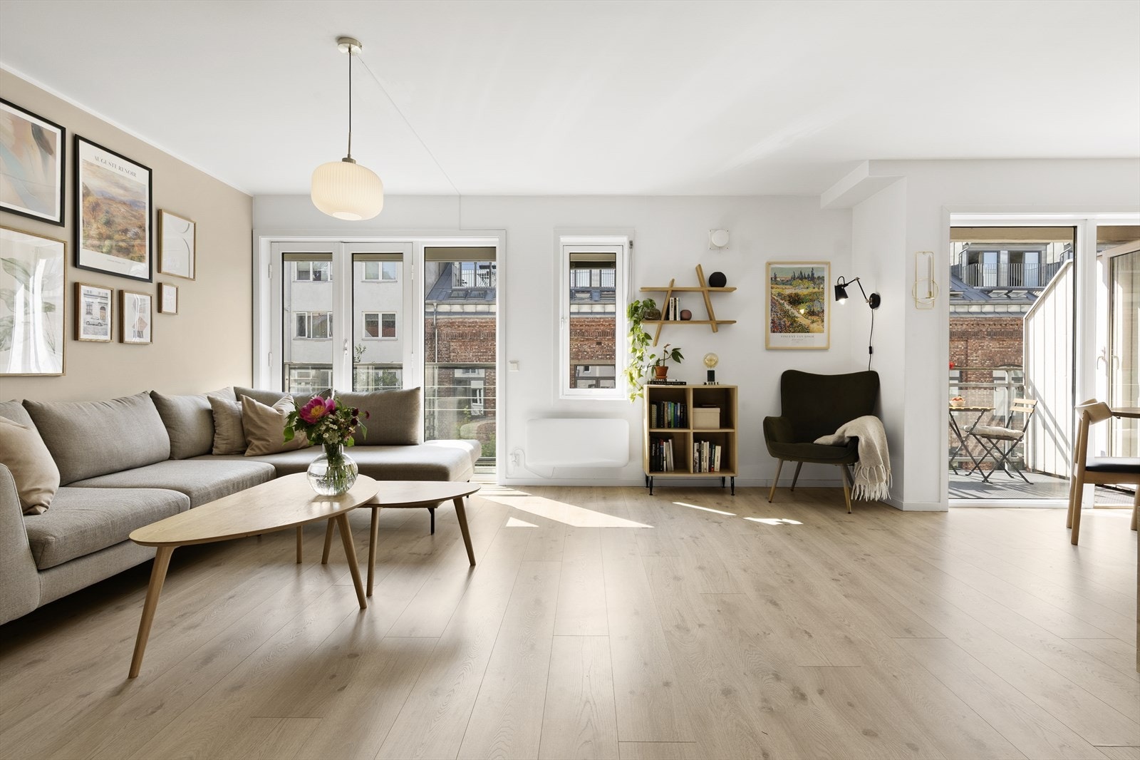 Dette er en lys, gjennomgående og pen 3-roms leilighet i moderne bygg fra 2002 med heisadkomst, vestvendt balkong og medfølgende garasjeplass. Galleribilde