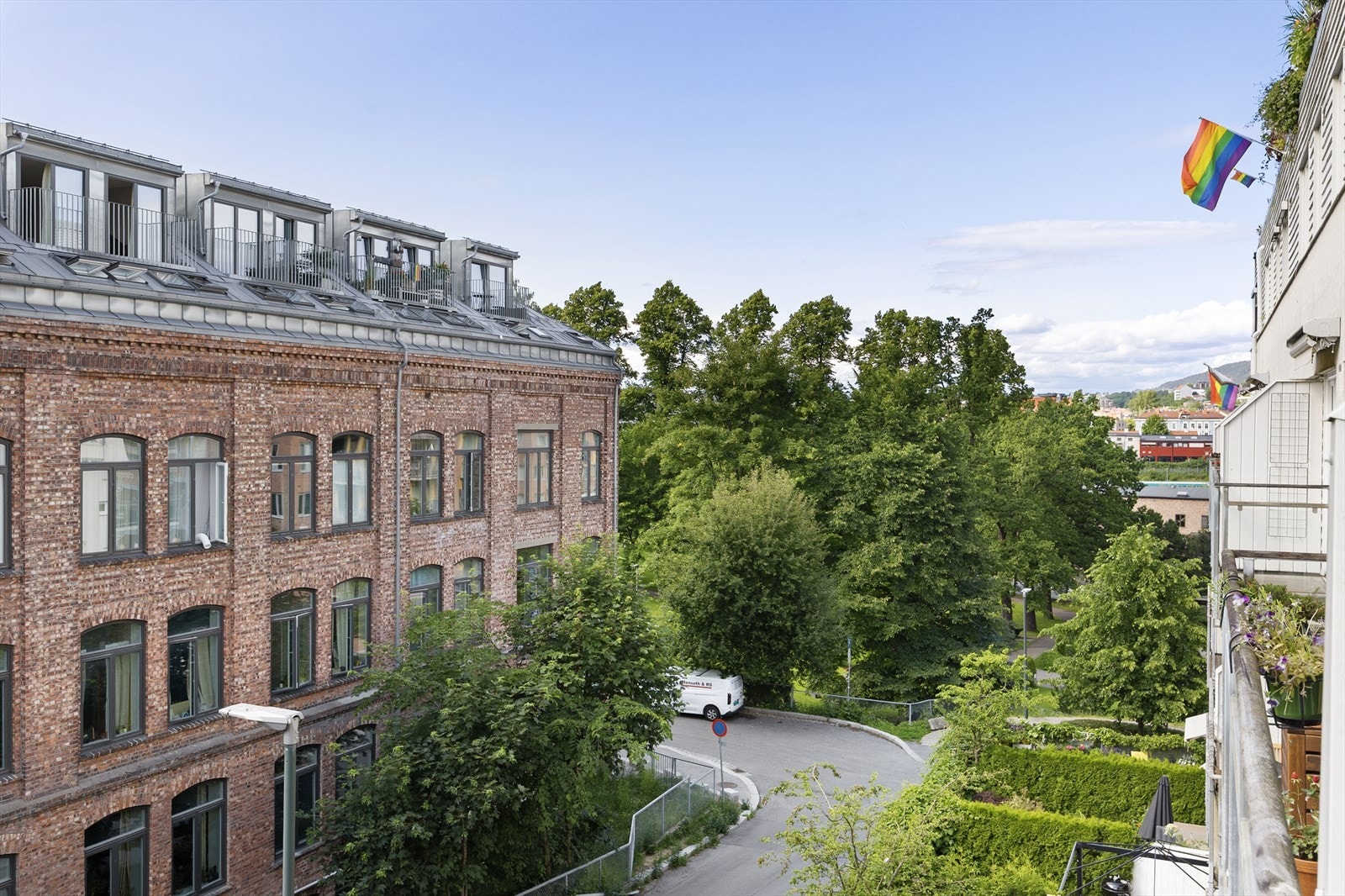 Mot andre siden har du utsikt over grøntområder og gravlunden. Galleribilde