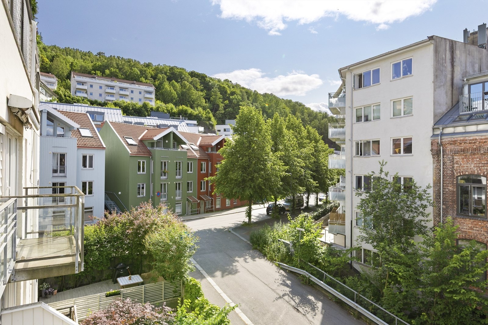 Her bor du i rolige omgivelser ved foten av Ekebergskrenten, og kan nyte koselig utsikt over blant annet fargerike trebygninger og Den norske Skofabrik som ble oppført på 1800-tallet. Galleribilde