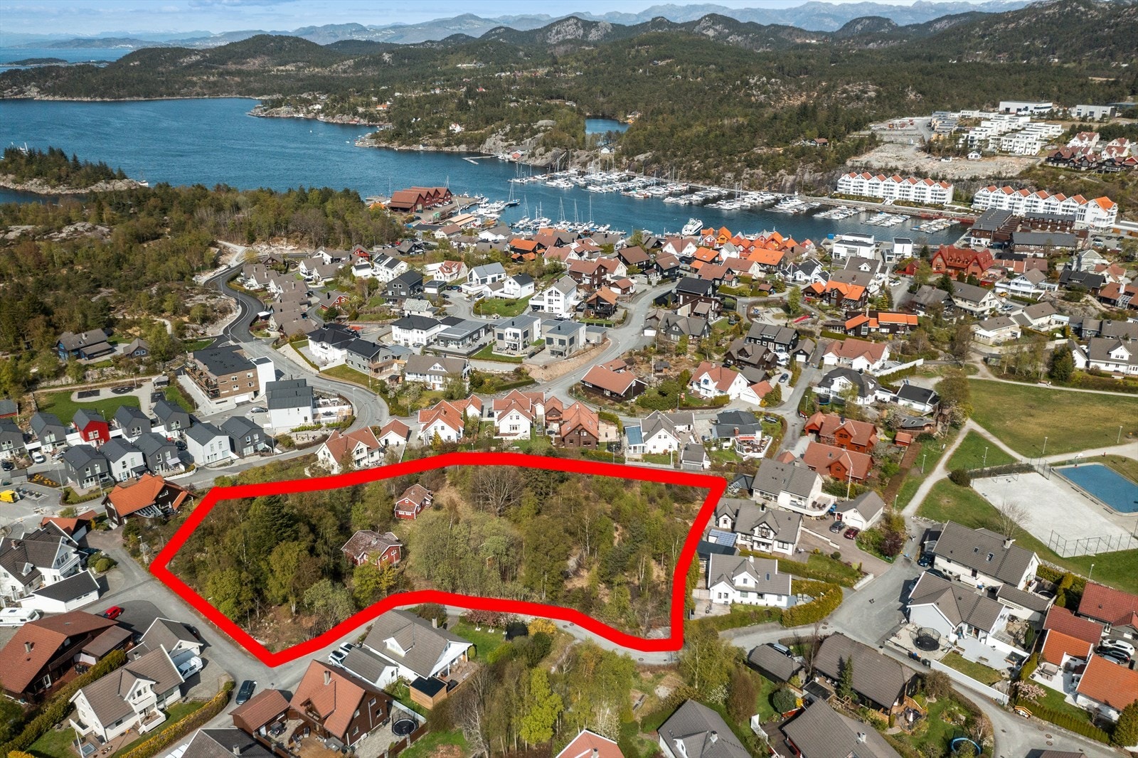 Tomten er på 6545 kvm., og det er regulert inn 11 eneboligtomter Galleribilde