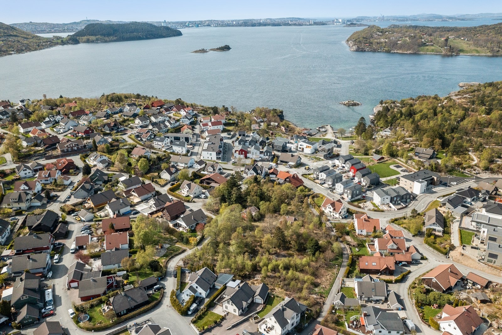 Hjerteskjellveien 57 har en sentral og attraktiv beliggenhet på Hommersåk med kort vei ned til sentrum som tilbyr dagligvarebutikker, frisør, apotek og café/spisesteder. Galleribilde