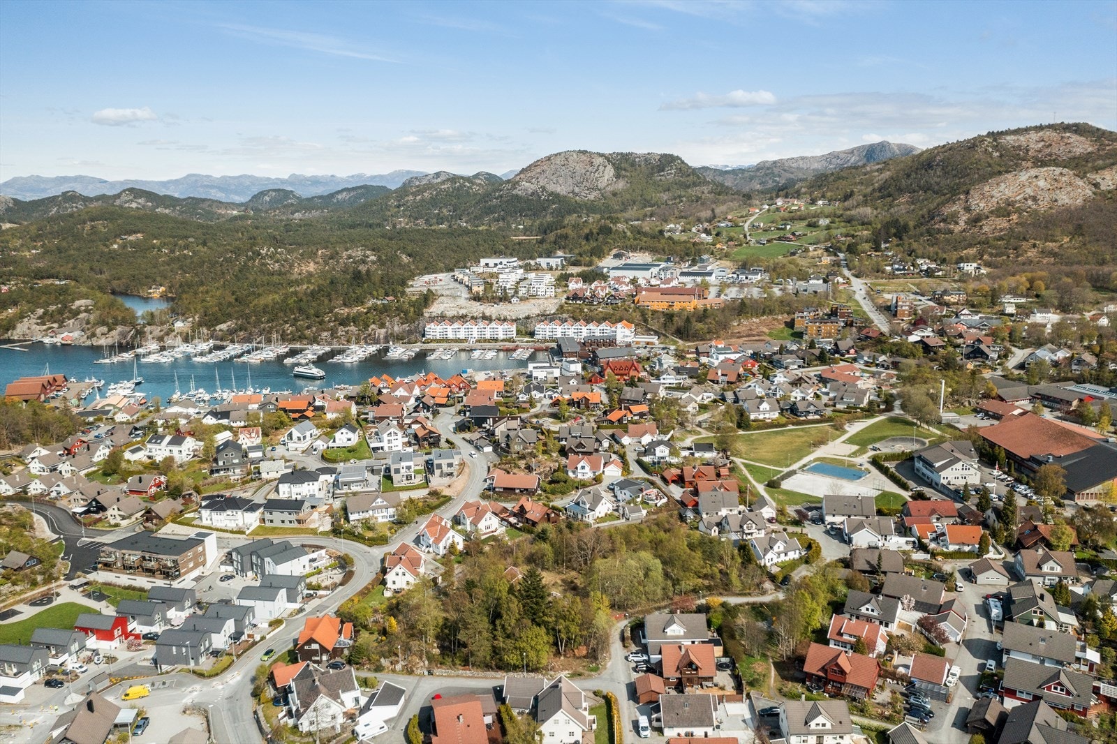 Området rundt boligen kan også by på flotte turområder både ved sjø og i natur. Det er treningssenter, aktivitetstilbud og andre tilbud til både barn og voksne i umiddelbar nærhet. Galleribilde