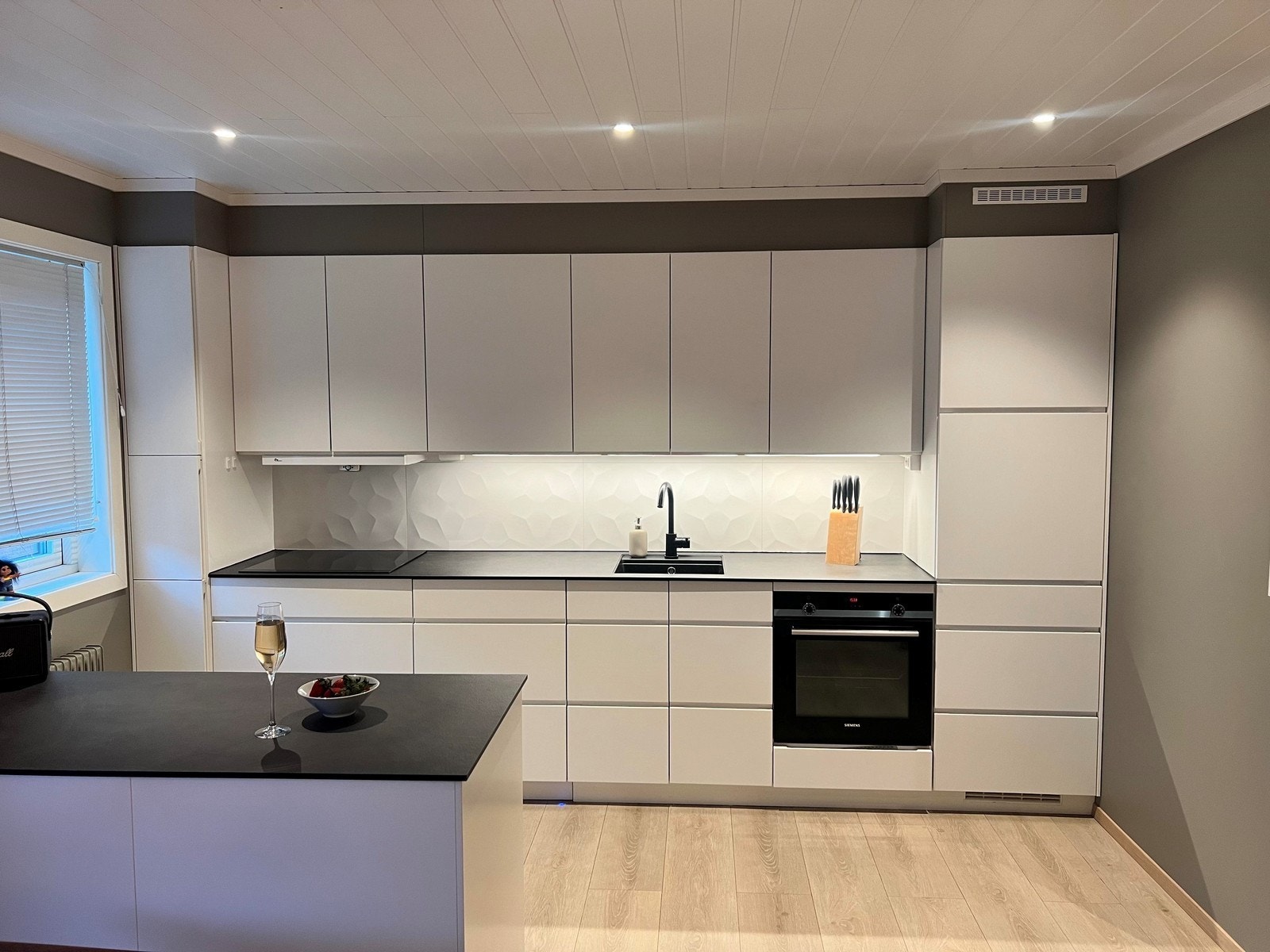 Moderne kjøkken der alle hvitevarene er integrerte. Galleribilde