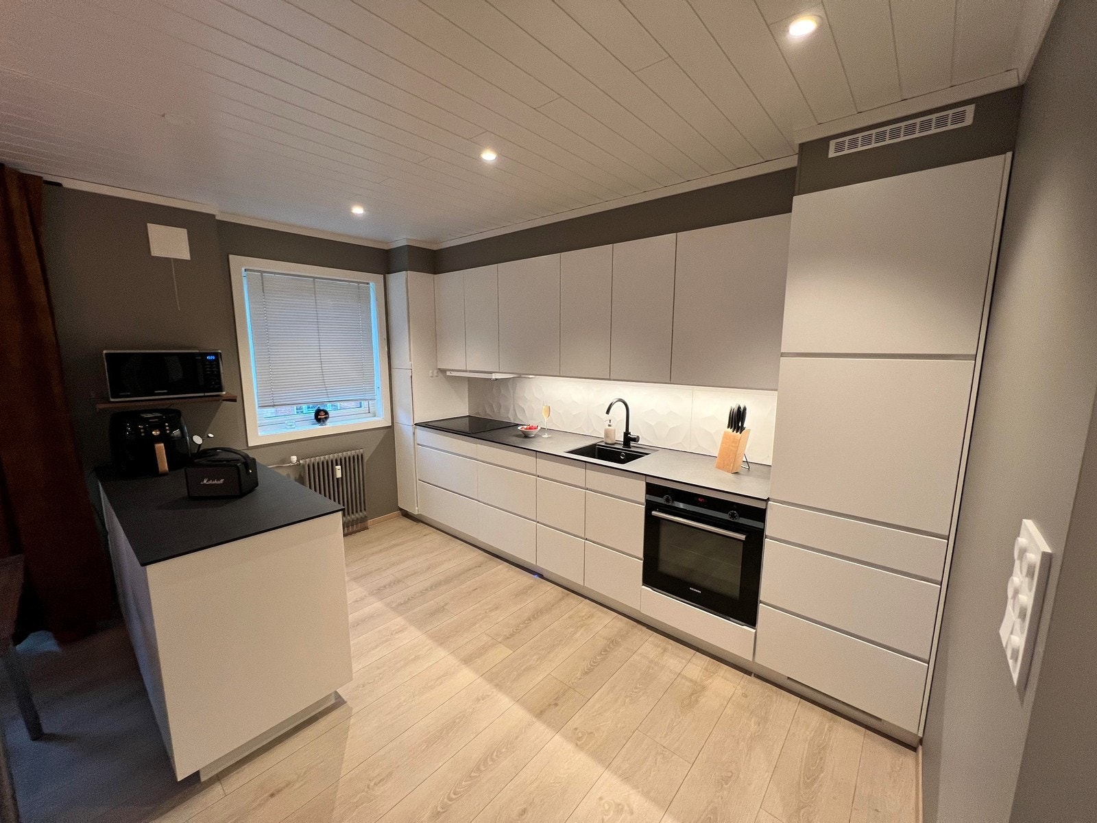 Kjøkkenøyen gir ekstra skap- og benkeplass. Galleribilde