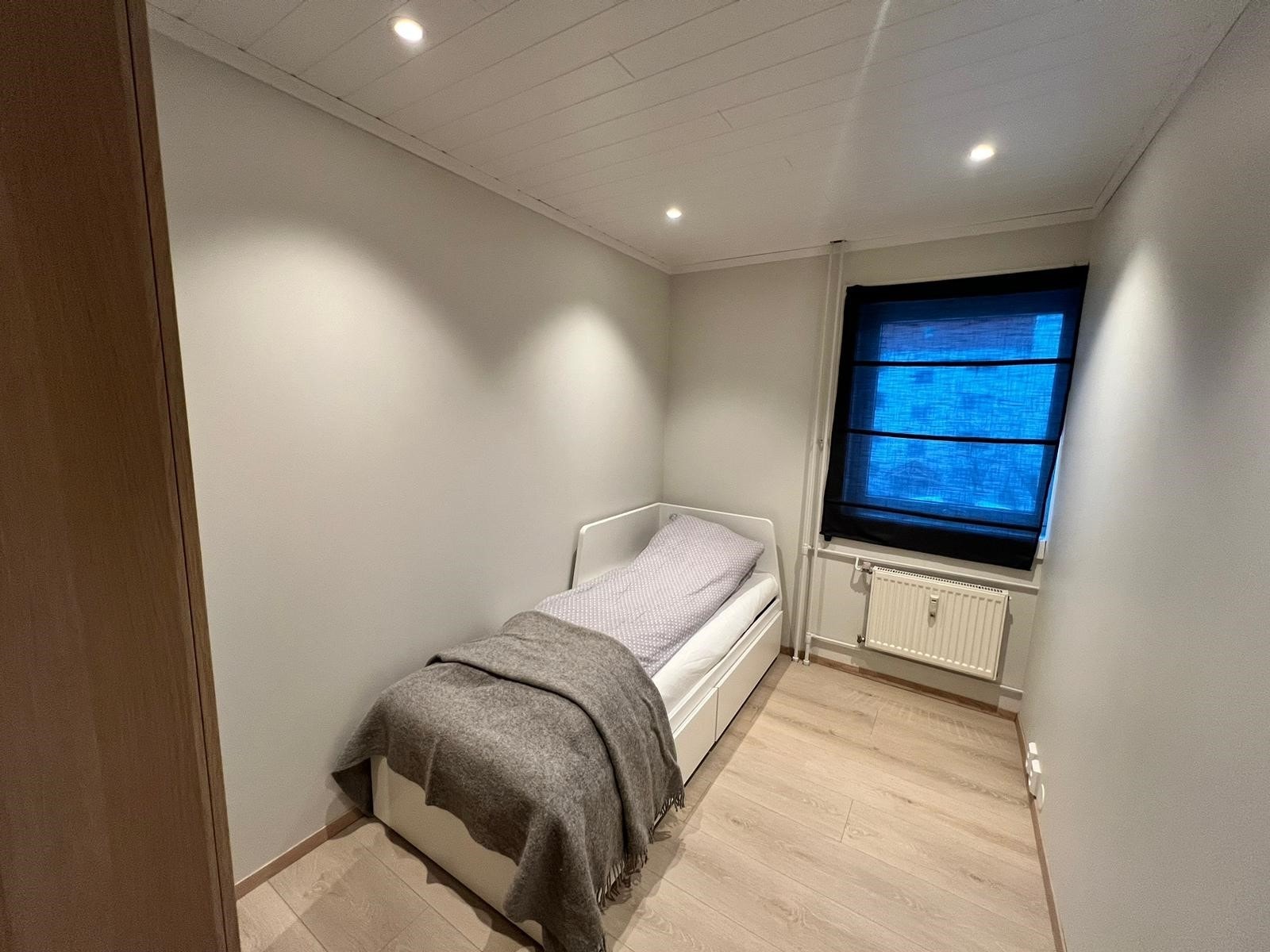 Soverom 2 er noe mindre, men av god størrelse med plass til seng og garderobeskap. Galleribilde