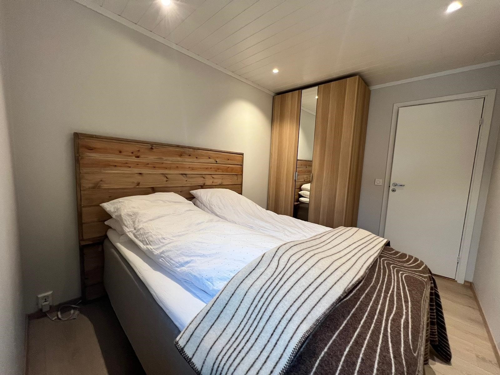 Hovedsoverom med en stor seng og garderobeskap. Galleribilde