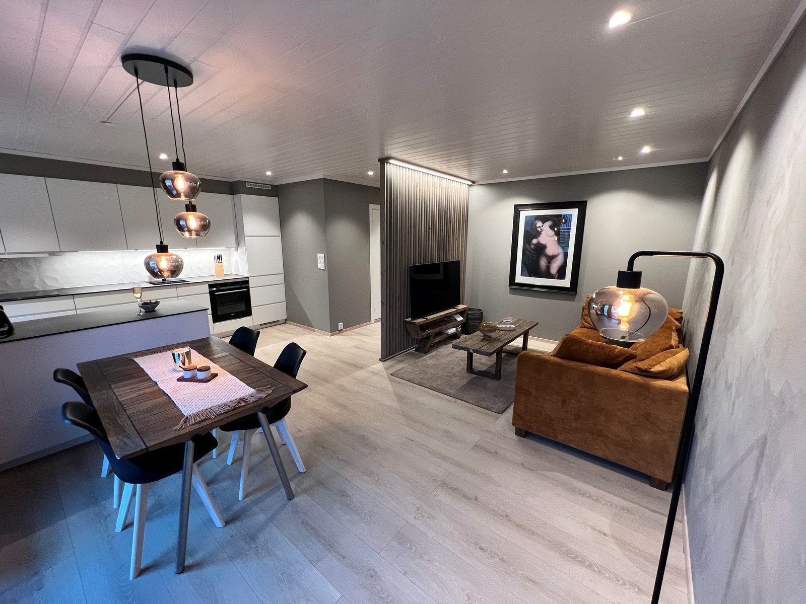 Åpen stue-kjøkken løsning med god plass til å ha hyggelige sammenkomster. Galleribilde