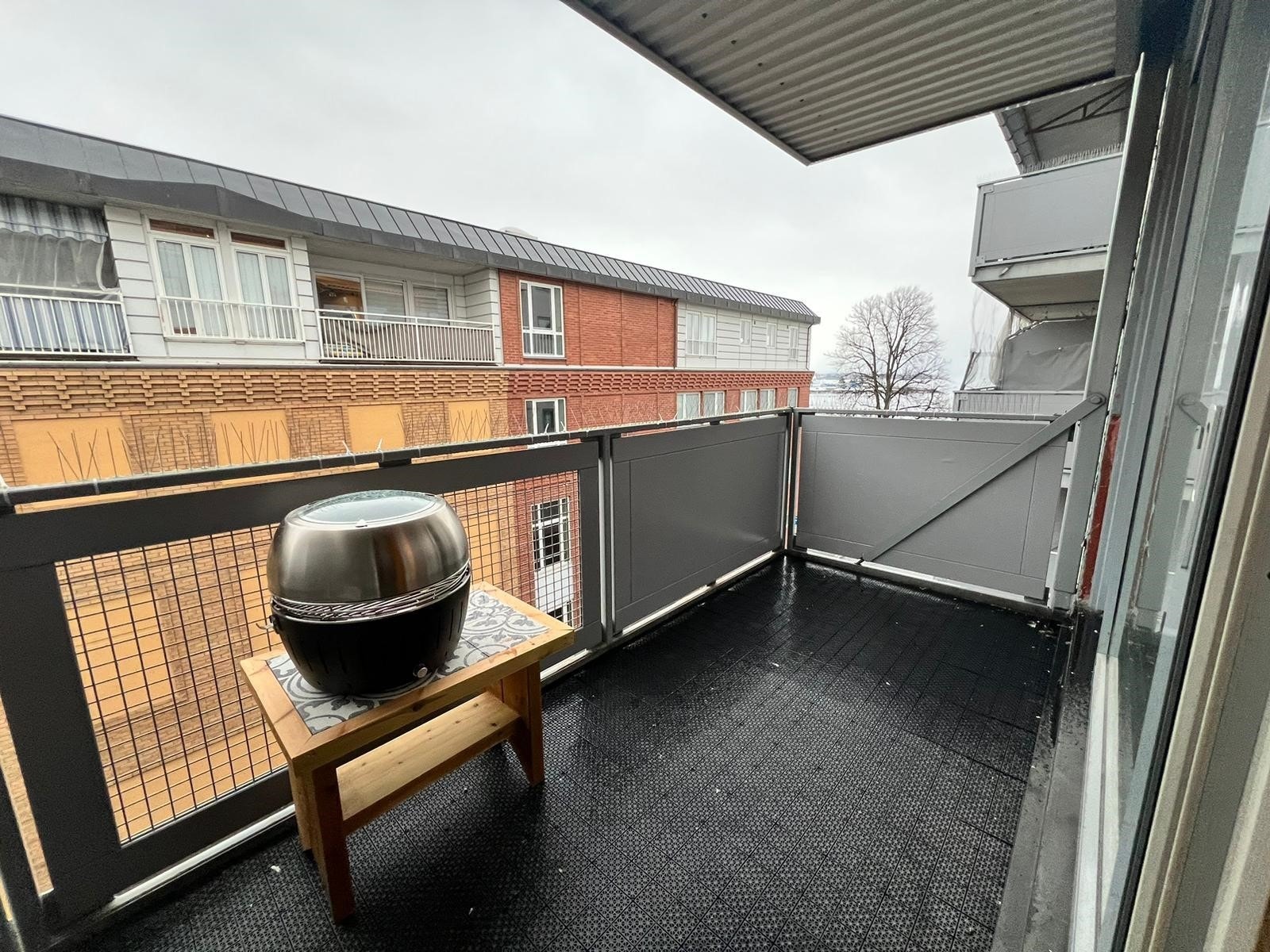 Overbygd balkong med plass til hagemøblement. Galleribilde