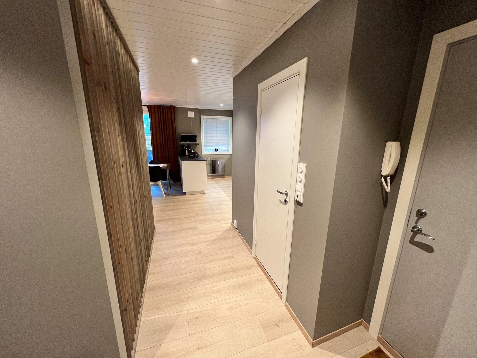 Innbydende entré med porttelefon. Galleribilde