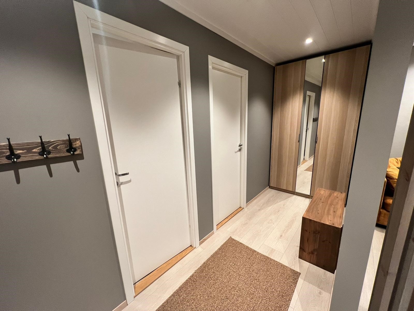 Gang med garderobeskap og adkomst til boligens to soverom Galleribilde